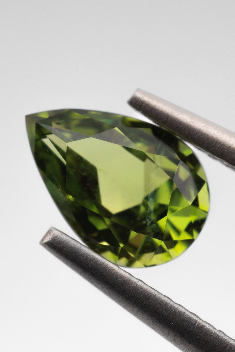 1.01ct GREEN PEAR SAPPHIRE - Neij Jewellery, Gemstone