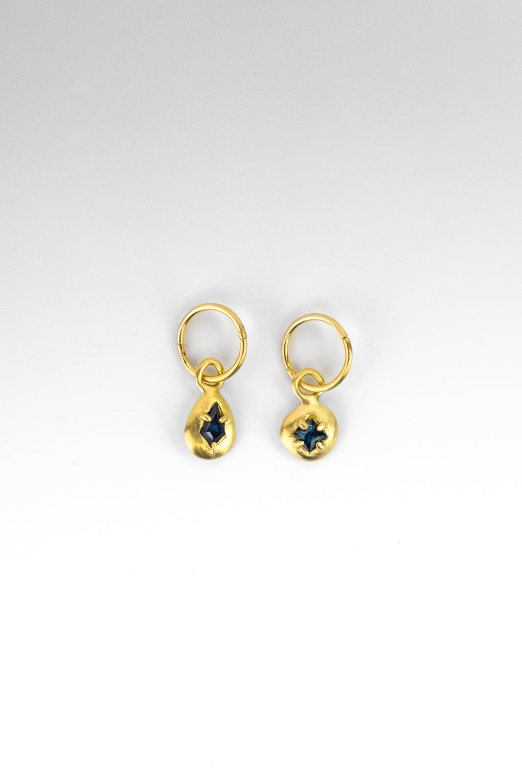 MISMATCH SAPPHIRE SLEEPERS GOLD