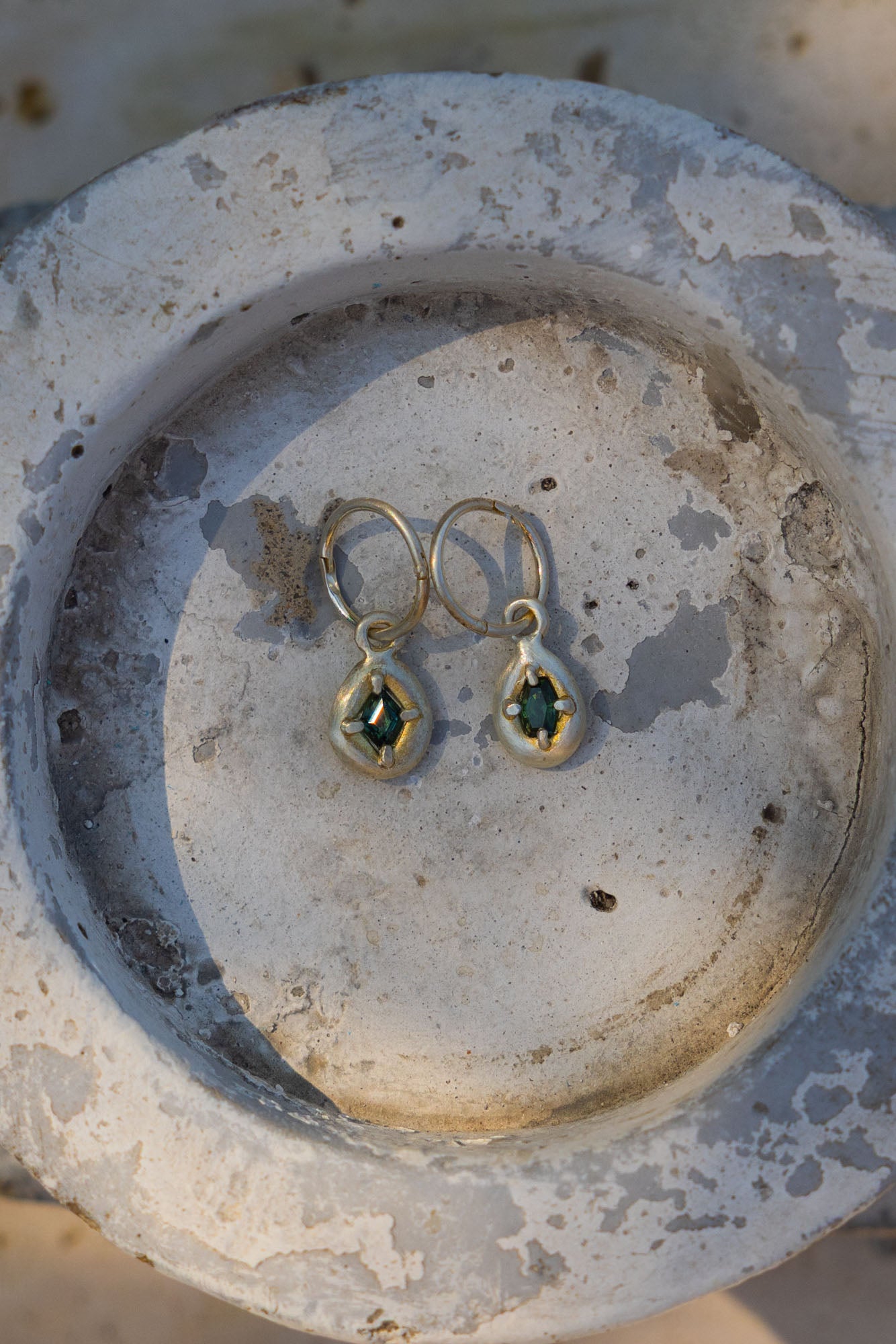 MISMATCH SAPPHIRE SLEEPERS NO.1 - SILVER - Neij Jewellery, Earrings