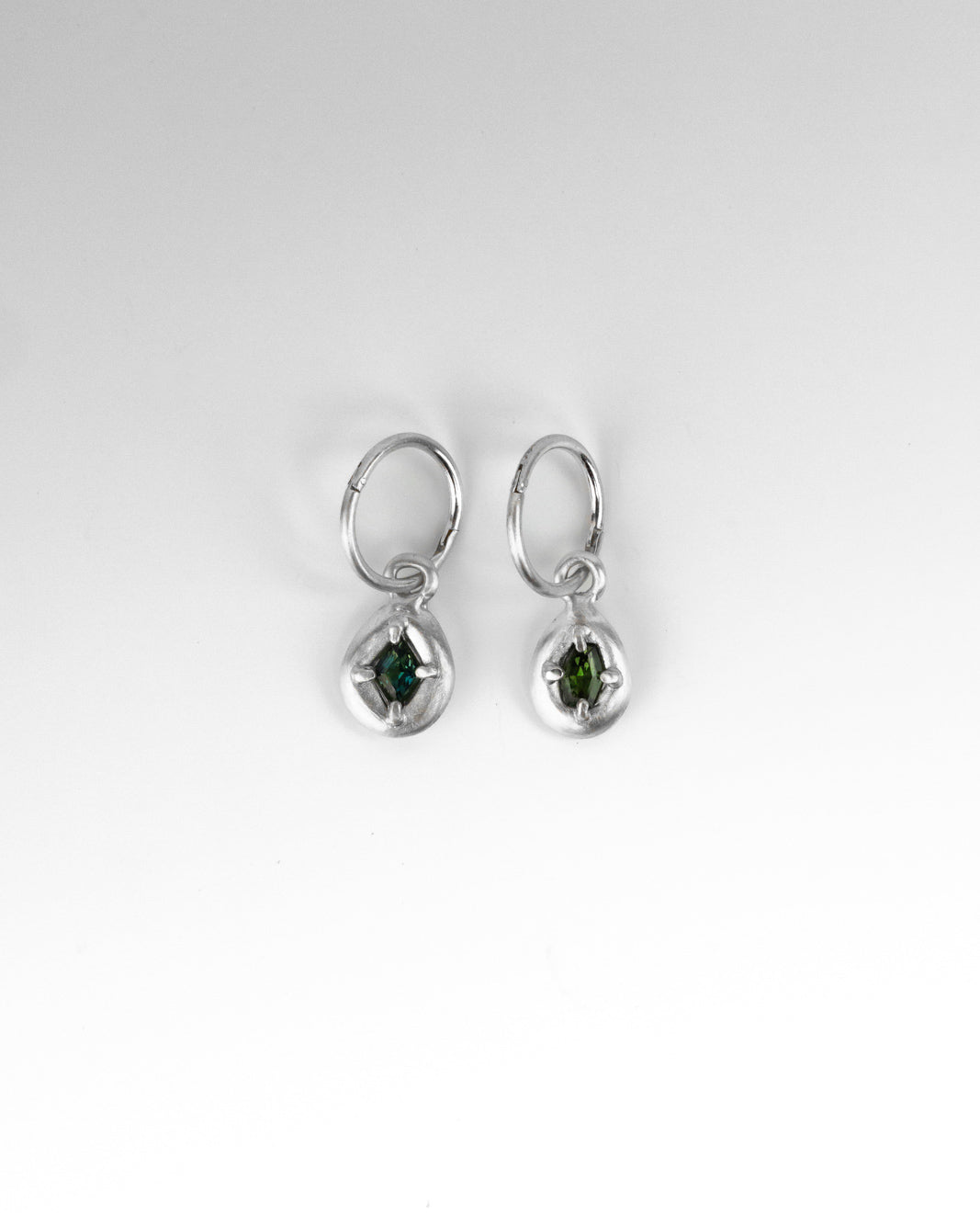 MISMATCH SAPPHIRE SLEEPERS NO.1 - SILVER - Neij Jewellery, Earrings
